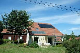 Installation de 10 panneaux photovoltaïques sur la toiture d'une maison
