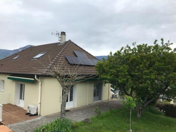 Pose de panneaux photovoltaïques en toiture à La Ravoire
